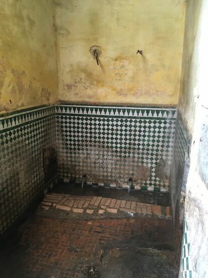 Hier sah ich Menschen Wasser in Flaschen abfüllen. Das wollen sie doch wohl  hoffentlich nicht trinken?!