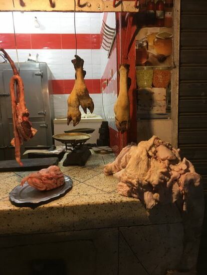 Frisches Fleisch, alles ausgeblutet, deshalb sind hier keine Fliegen  dran