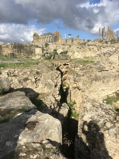Kanalisation
Im Hintergrund die Basilika und der Tempel