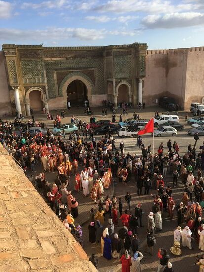 Die Bruderschaft der Aïssaoua hält auf dem Platz ein spirituelles Ritual mit Gesang, Tanz und Musik ab.
