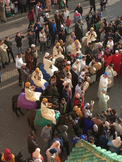 Männer auf Maultieren oder Eseln musizieren