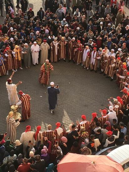 Der Mann in Weiß dürfte der führer der Bruderschaft sein