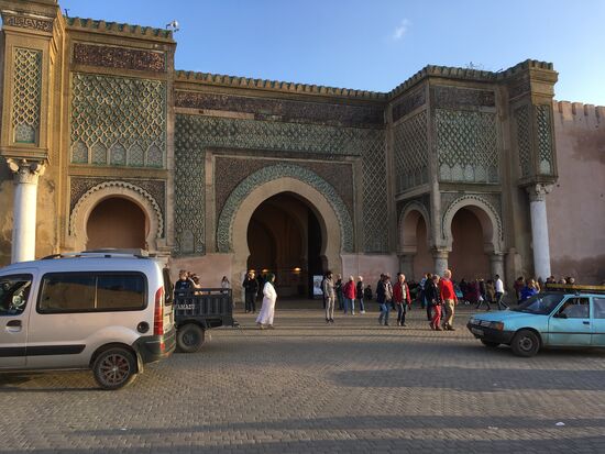 Bab Mansour – das Tor des siegreichen Renegaten.  Es gehört  wegen seiner Größe und den wunderschönen Verzierungen zu den schönsten Monumentaltoren von Meknès oder sogar ganz Marokko.  Es wurde 1672 begonnen aber erst 1732 fertig gestellt. Die Fassade weist grüne Kacheln  und Mosaiken auf.