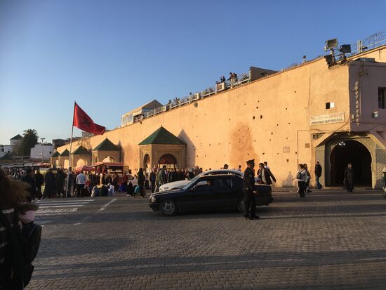 Das war früher der elegante Eingang zur Königsstadt. Heute befindet sich hier das Terrassencafé, in dem Andrea und ich unseren noss noss genossen Haben