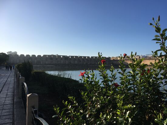 Bassin l‘Aguedal mit den Ruinen des Heri es–Souani, einem Getreidespeicher