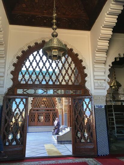 Kurzer Blick  in die neue Moschee