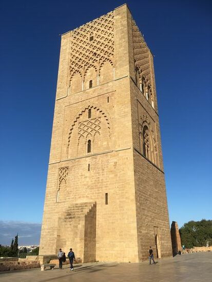 Das 44 m Höhe, unvollendete Minarett aus dem 12. Jahrhundert (Hassan– Turm)