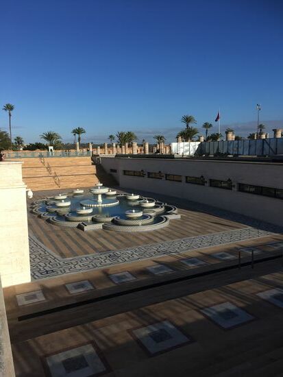 Der Brunnen vor dem unvollendeten Minarett