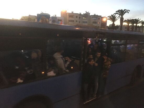 Ist im Bus kein Platz mehr, wird eben an der offenen Tür mitgefahren
