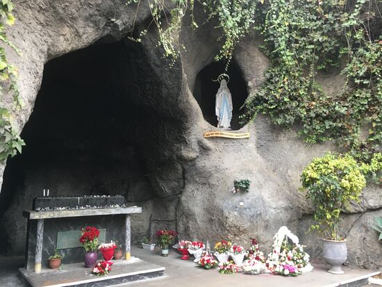 Im Hof der Notre-Dame-de-Lourdes