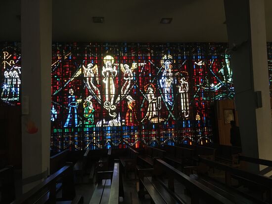 Die Buntglasfenster in der Notre-Dame-de-Lourdes