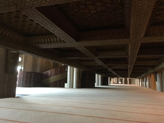 Teppich mit Abstandslinien, Decke aus Zedernholz, hinten Aufgang für die Frauen