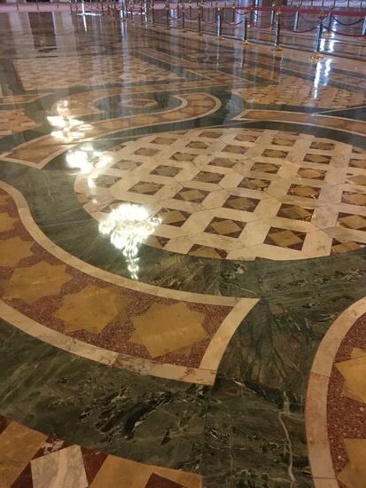 Marmorfußboden, der während des Ramadan mit Teppichen bedeckt ist