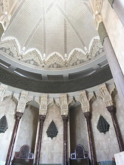 Unter dem Minarett ist der Eingang zu den Räumen für die rituellen Waschungen