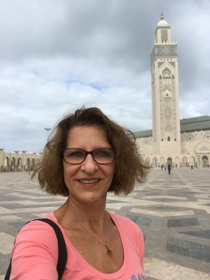 so passen wir beide aufs Bild- das 200 m hohe Minarett und ich