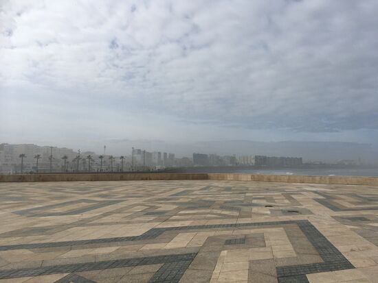 Casablanca verschwindet im Nebel des Ozeans