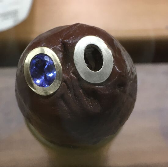 Gerade eingefasster Tansanit