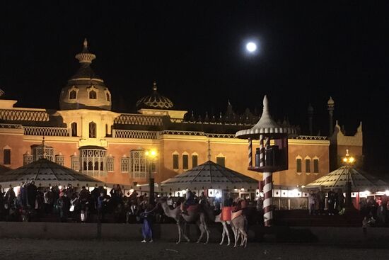 1001 und eine Nacht – Ja, so sieht es aus, wenn der Mond über einem Palast aufgeht und Kamele davor stehen