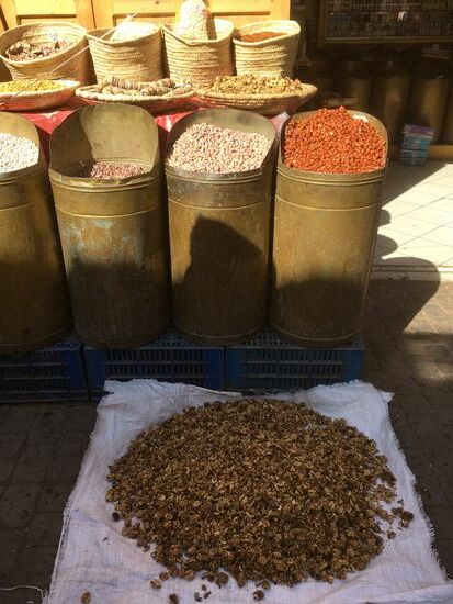 Alles schon geknackte Walnüsse auf dem Tuch