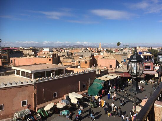 Blick vom Terrassencafé über die Medina Richtung Berge