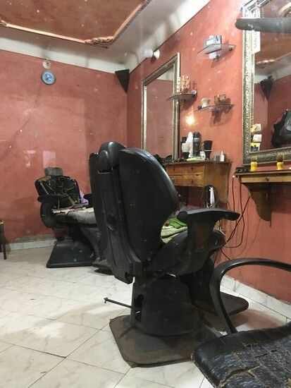 Friseur, in dem nur Männer Bärte rasieren und Haar schneiden – an Männern