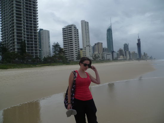 Agnes post am Strand von Surfers