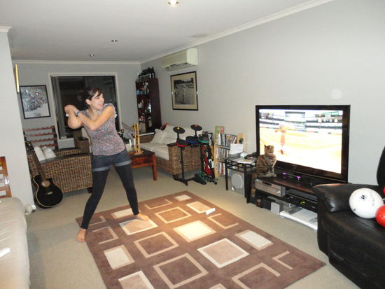 Moni beim Wii spielen