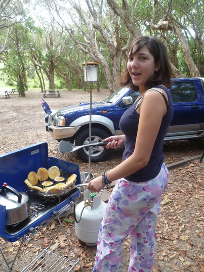 Moni beim Frühstück machen