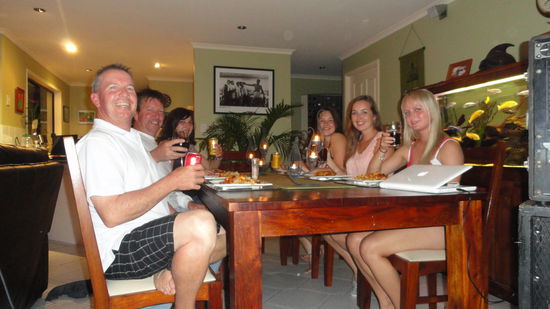 gemütliches Abendessen vor der Karaoke-Session