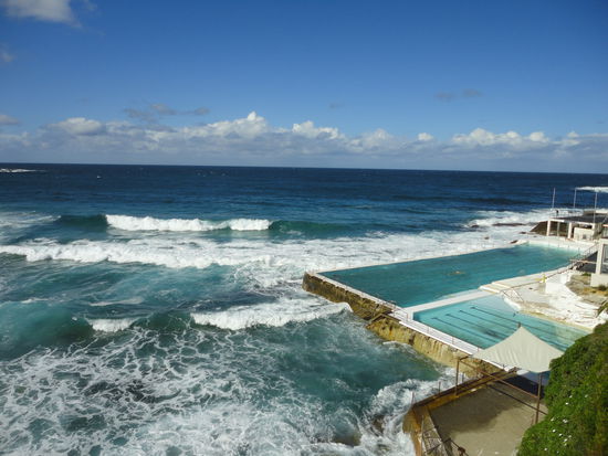 Der Pool rechts hat zu unserm Hostel gehört
