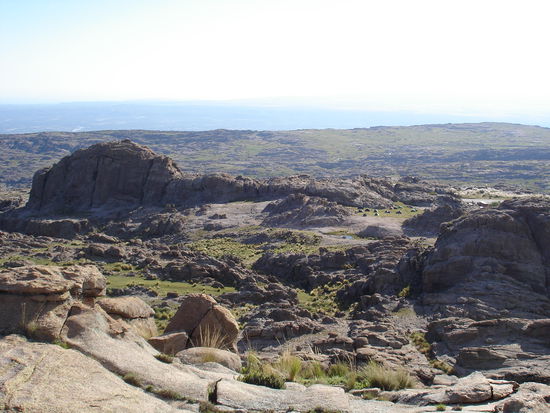 Blick auf's Zeltlager - rechts im Bild die gruene Wiese ist die Ziegenweide mit unseren Zelten drauf. Links eine der Kletterwaende.