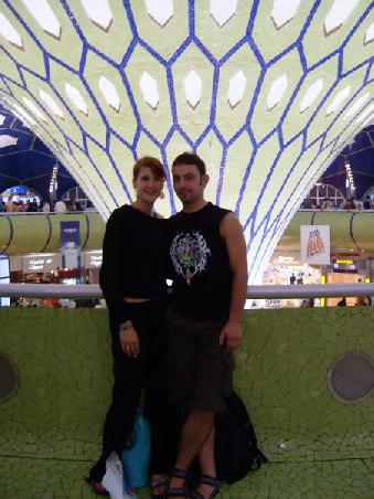 Saskia und Kai in der Flughafen-Wartehalle von Abu Dhabi