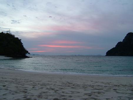 Sonnenuntergang an einem einsamen Strand