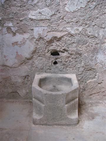 Waschbecken mit warm und kalt Wasser