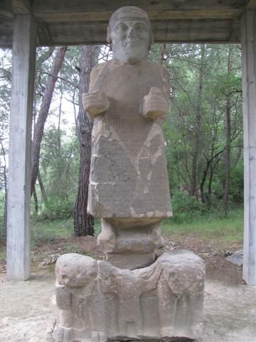 Baal, Gott des Sturmes, ca. 4m hoch