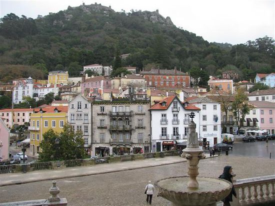 Stadt überragt von maurischer Burg