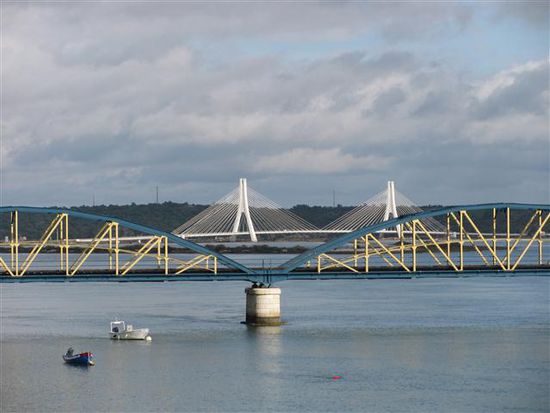 vorne die alte Eisenbahnbrücke, im Hintergrund die neue Autobahnbrücke