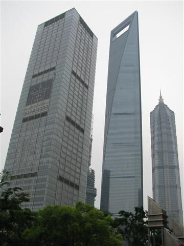 Rechts Jinmao Tower, Mitte WFC, Links kleineres Appartment Gebäude