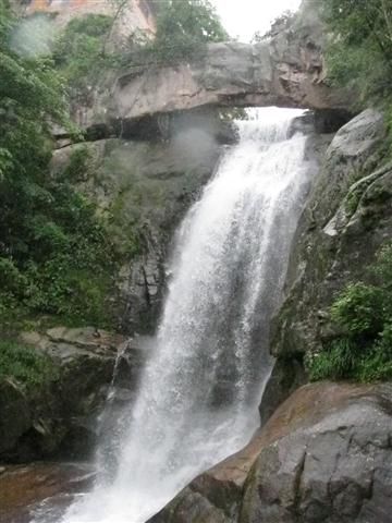 Daher auch sein Name: Steinbrücke Wasserfall