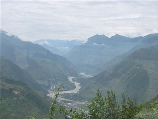 Rechts am Berghang die Serpentinen, im Tal der Dadu Fluss