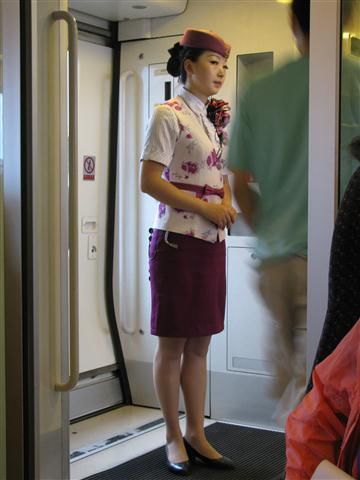 Reisen wie im Flugzeug, eine der schicken Zugbegleiterinnen