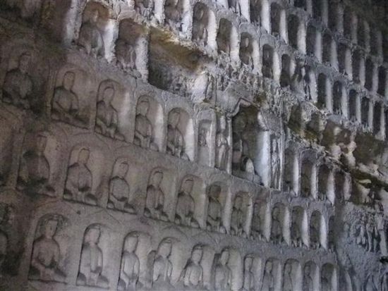 Das immer wiederkehrende '1000 Buddha Motiv',
1000 kleine Buddhas, jeder in seiner eigenen Nische