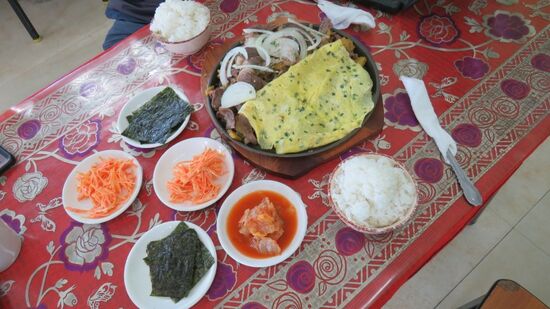 unter dem Omelette versteckt sich ein Riesenberg von gebratenem Fleisch, gemischt mit Kartoffelwürfelchen
