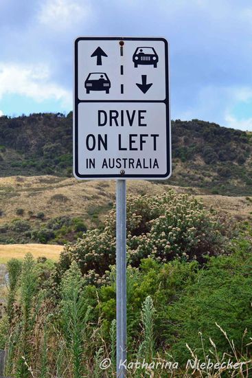 Ich liebe dieses Schild - das habe ich bisher nur entlang der Great Ocean Road gesehen.... Nach jeder Anhaltebucht oder Lookout stand es am Straßenrand, damit jeder Touri auch ja auf der richtigen Seite fährt.... 