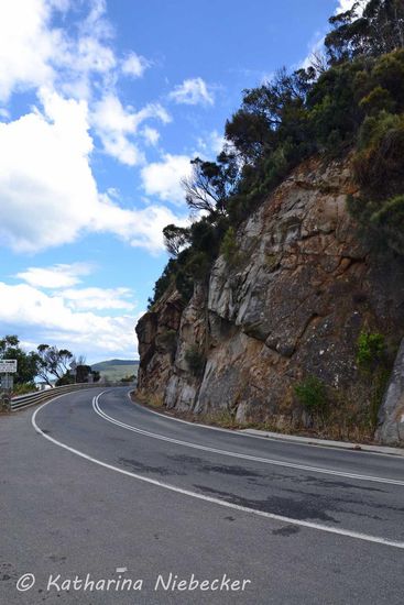 Ein Blick auf die Küstenstraße, die sich immer wieder in engen Kurven entlang der Hügel am Meer entlang zieht....