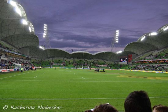Das neue AAMI-Stadium im Abendlicht, in welchem Soccer, Rugby Union und Rugby League gespielt wird. Im Laufe der Zeit füllte es sich noch ein wenig, aber wirklich voll war es hier nicht. Melbourne Rebels sind halt noch eine sehr junge Mannschaft.