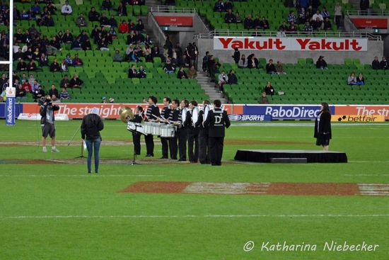 Vor dem Beginn wird viel Aufwand betrieben: hier mit Trommlern und einer Dame, welche den Team-Song singt. Hört sich leider nicht ganz so gut an, da ihre Stimme dem Song nicht ganz gerecht wird. Somit ist es eher ein Ohrenschmerz als ein Genuß.
