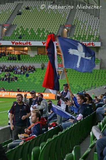 Überall sitzen Fan-Gruppen, welche auch Fahnen zum schwenken mitgebracht haben.....