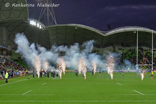 Der Einlauf der Spieler erfolgt durch eine Allee mit Feuerwerks-Fontänen. Nach dem Einlauf wird eine Schweigeminute gehalten, um einen bekannten Spieler zu gedenken, welcher wohl kürzlich an Krebs gestorben ist. *schweig*