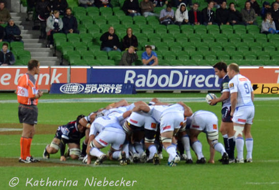 Und Anstoß! Nun wird zwei mal je 40 Minuten gespielt, mit einer Pause von 20 Minuten. Auf geht es......